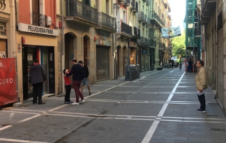 Cola ante una peluquería de Alde Zaharra. (NAIZ)