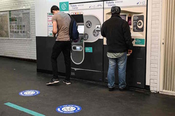 Un joven en una estación de metro en París. (Bertrand GUAY/AFP)