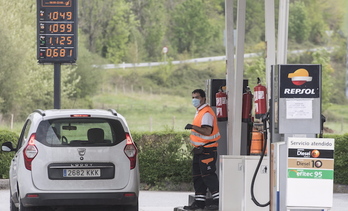 Gasolinera en el Baztan. (Jagoba MANTEROLA/AFP)