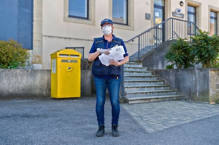 Una cartera ante la oficina de La Poste en la localidad francesa de Angevillers. (Jean-Christophe VERHAEGEN | AFP)