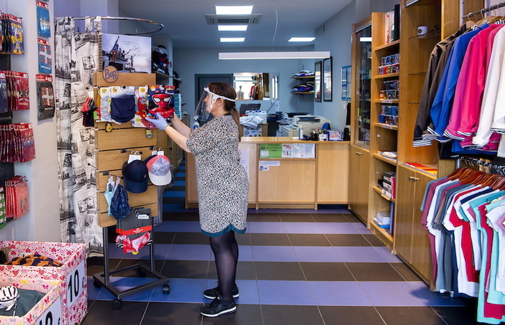 Un comercio abierto en Getxo este lunes. (Luis JAUREGIALTZO | FOKU)