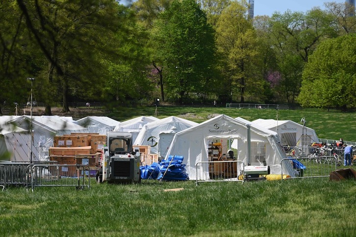 El hospital de campaña de Central Park ha dejado de atender a pacientes este lunes, después de que los ingresos por Covid-19 bajasen en la ciudad de Nueva York. (Angela WEISS | AFP)