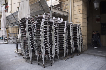 Sillas de hostelería amontonadas en el Boulevard de Donostia. (Juan Carlos RUIZ / FOKU)