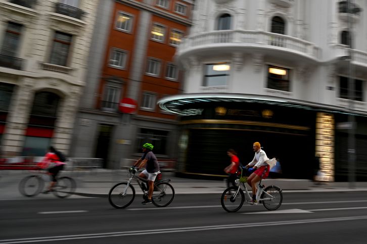 Ciclistas en una calles de Madrid habitualmente tomadas por los vehículos a motor. (GABRIEL BOUYS / AFP)