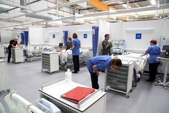 Trabajadores sanitarios en el hospital de Sunderland. (Owen HUMPHREYS)