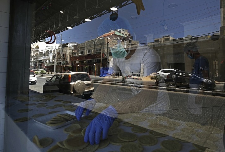 Una panadería en Gaza en plena faena en el mes de Ramadan y bajo la amenaza del coronavirus. (Mohammed/ABED-AFP)