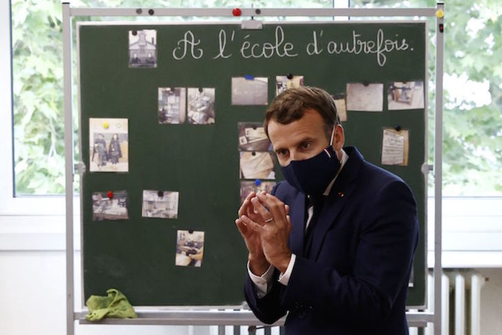 El presidente francés, Emmanuel Macron, en una visita a una escuela. (Ian LANGSDON/AFP)