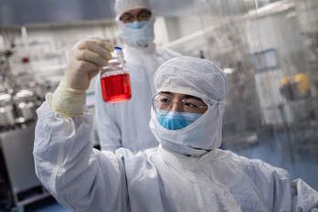 Trabajos de desarrollo de una posible vacuna en el laboratorio de Sinovac, en Pekín.(Nicolas ASFOURI/AFP)