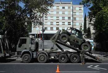 Militares españoles ante el hospital Gregorio Marañón, en Madrid. (Óscar DEL POZO / AFP)