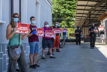 Protesta sindical ante la empresa Forestal Frías, en Laudio. (Luis JAUREGIALTZO/FOKU) 