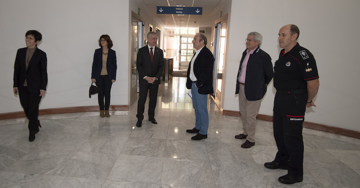 Urkullu y Sánchez Ibarluzea conversan en la visita al centro de emergencias de Txurdinaga, el 21 de marzo. (Mikel ARRAZOLA| IREKIA)