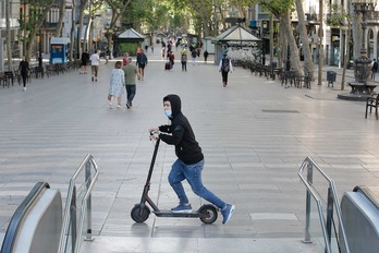 Gazte bat patinarekin, Bartzelonan. (Pau BARRENA/AFP)