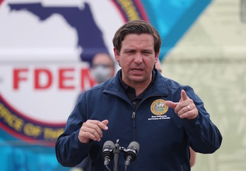 El gobenador de Florida, Ron DeSantis es el demandado en el juicio por las trabas al voto de los expresos.(John RAEDLE/AFP)