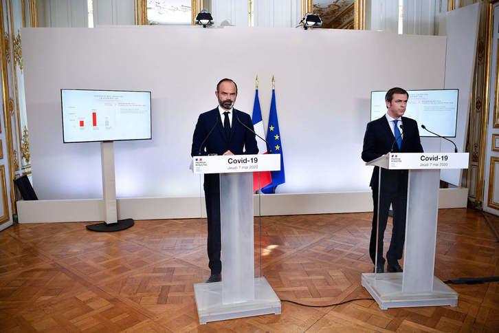 El primer ministro Philippe y el titular de Sanidad Veran han concreetado el plan de desconfinamiento. (Christophe ARCHAMBAULT / AFP )