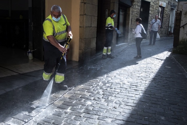 Los sindicatos han insistido en la necesidad de reforzar los servicios de limpieza. (Jon URBE/FOKU)