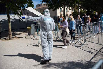 Cola del personal de una escuela municipal en Marsella para hacerse test del coronavirus.(Clement MAHOUDEAU/AFP)