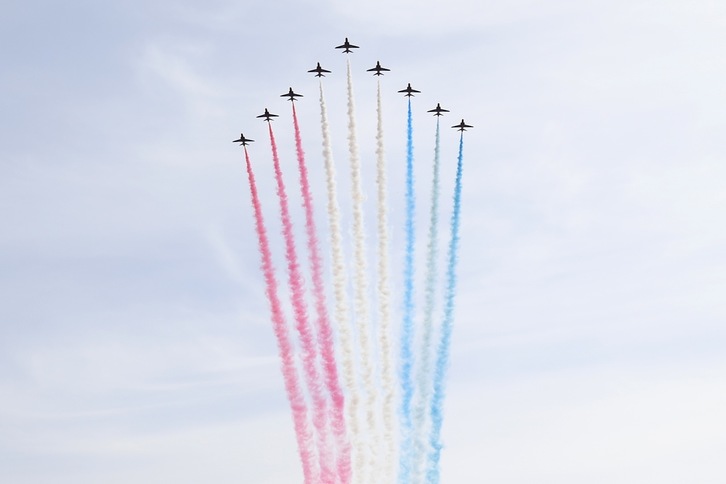 El escuadrón acrobático de las Flechas Rojas de la RAF sobrevuela Londres este 8 de mayo. (Daniel LEAL-OLIVAS | AFP)