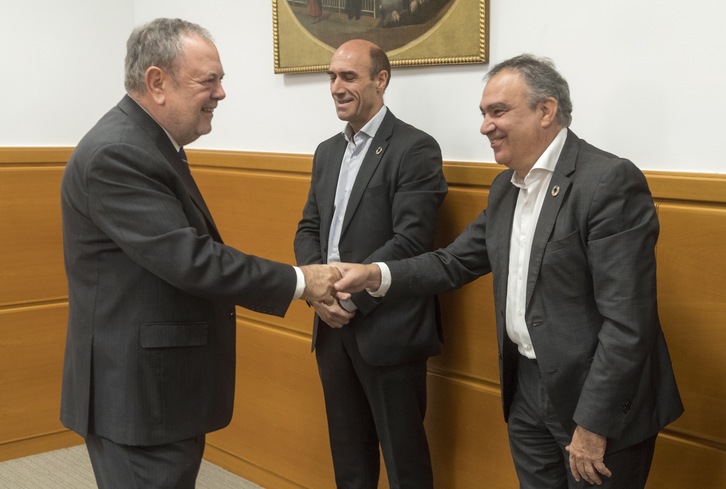 El consejero de Hacienda y Economía, Pedro Azpiazu, se reune con el presidente de Confebask, Eduardo Zubiaurre y Eduardo Aretxaga, director general, de Confebask, en una imagen de archivo. (Juanan RUIZ/FOKU)