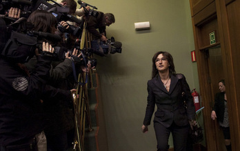 Idoia Zenarrutzabeitia, entrando en el Parlamento de Gasteiz. (Raúl BOGAJO/FOKU)