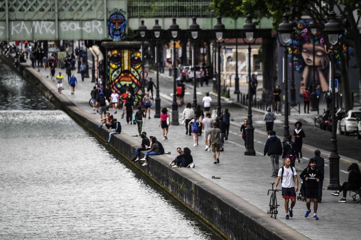 Paseos a lo largo del Canal de l'Ourcq en París. (Christophe ARCHAMBAULT/AFP)