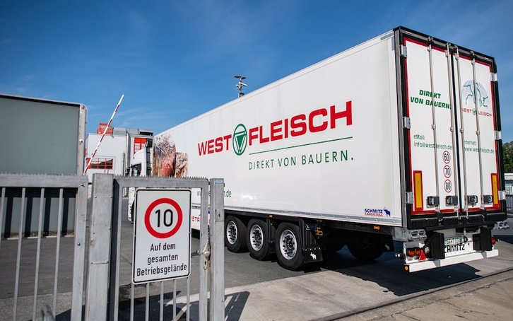 Un camión entra en las instalaciones de Westfleisch, empresa de procesamiento de carne, en la ciudad de Coesfeld. (Guido KIRCHNER | AFP)