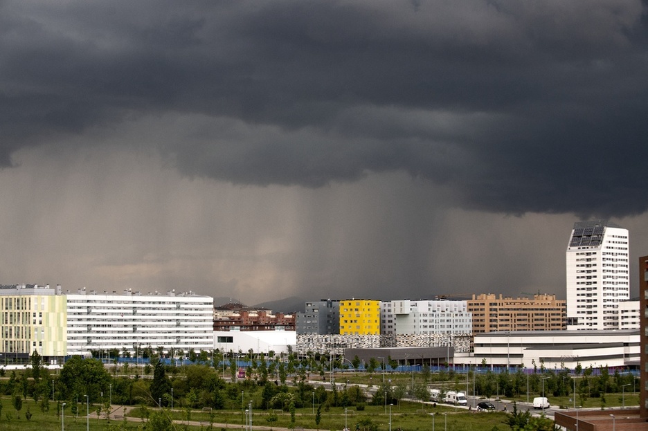 Espectacular tormenta que se ha desatado en Gasteiz.