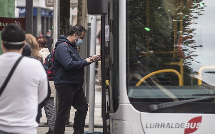 Desde este lunes se aligeran algo las restricciones para el transporte público. (Jagoba MANTEROLA/FOKU)