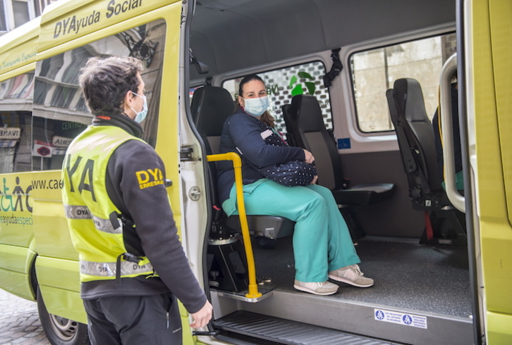 La DYA traslada a personal sanitario del hospital de Basurto a residencias para hacer test. (Marisol RAMIREZ/FOKU)