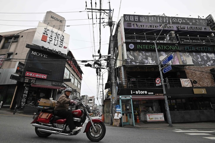 Un motorista cruza el popular barrio de Itaewon, en la capital surcoreana, este domingo. (Jung YEON-JE | AFP)