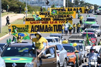 Simpatizantes de Bolsonaro le muestran su respaldo en una manifestación celebrada en Brasilia el 3 de mayo. (Evaristo SA | AFP)