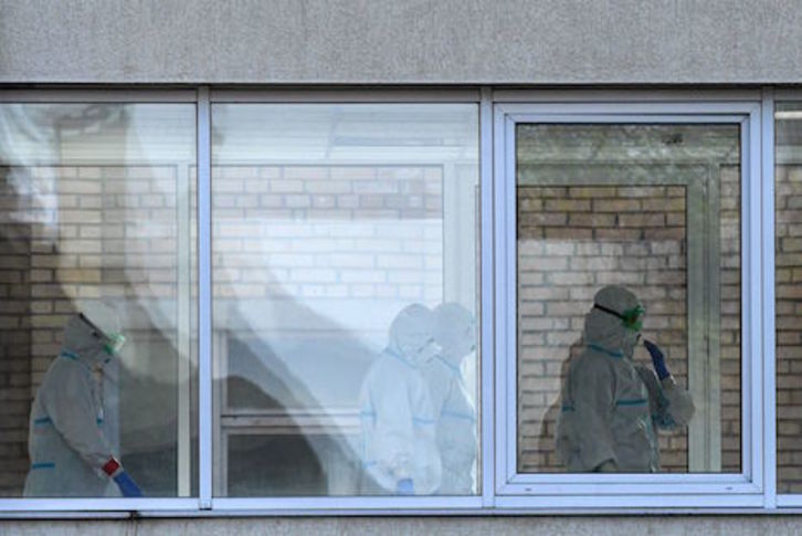 Profesionales sanitarios rusos en el interior de un centro hospitalario a las afueras de Moscú. (Kirill KUDRYAVTSEV/AFP PHOTO)
