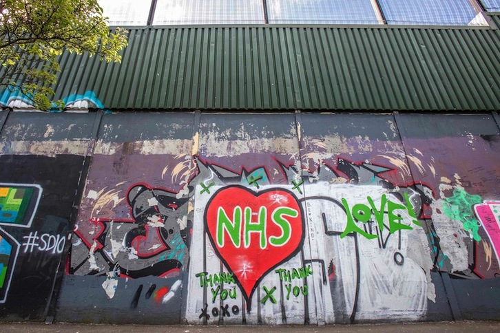 Koronabirusari buruzko grafitiak Belfast zatikatzen duen harresian. (PAUL FAITH | AFP