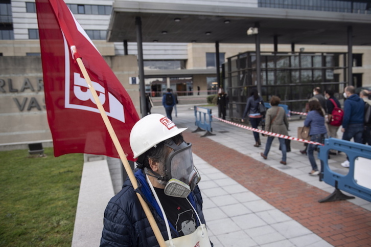 Protesta sindical en Lakua ante la vuelta de los funcionarios al trabajo presencial en Gasteiz. (Raúl BOGAJO/FOKU) 