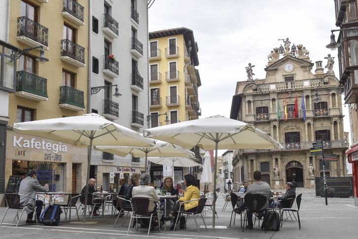 Uno de los pocos bares abiertos en Alde Zaharra de Iruñea tras el inicio de la fase 1 en Nafarroa. (Idoia ZABALETA/FOKU) 