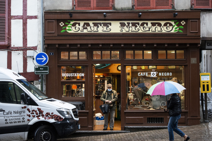 Los comercios del centro de Baiona han acogido, pese a todo, a los primeros clientes tras el deconfinamiento. (Guillaume FAUVEAU)