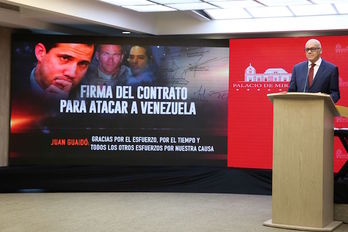 El ministro venezolano de Comunicaciones, Jorge Rodríguez, expone el contrato firmado por los asesores de Guaidó. (Marcelo GARCIA/AFP)