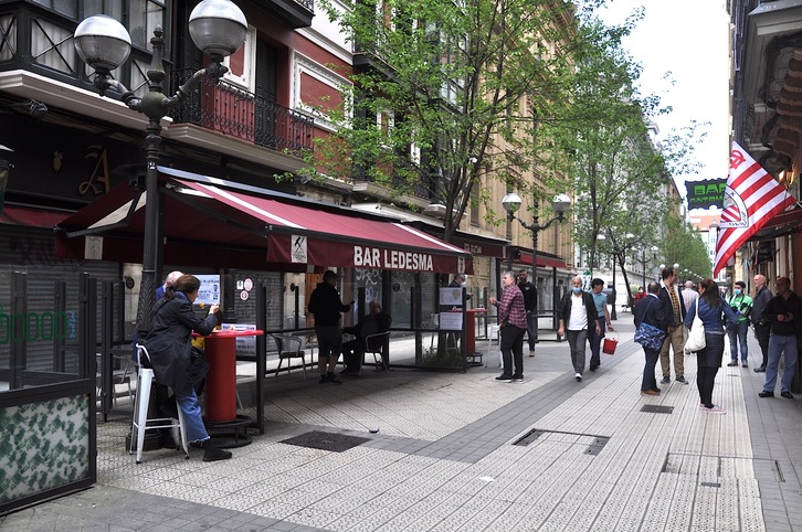 Imagen de una terraza en la calle Ledesma de Bilbo. (NAIZ)