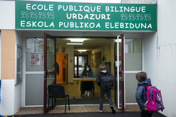 A l'entrée de l'école élemantaire d'Urdazuri, à Saint-Jean-de-Luz, la rentrée se fait un par un. © Guillaume FAUVEAU