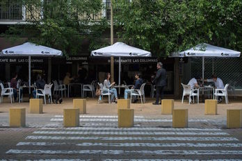 Terrazas en una calle de Sevilla. (CRISTINA QUICLER / AFP) 