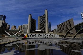 Torontoko kaleak hutsik, pandemiagatik. Kanada izaten ari da, AEBekin eta Brasilekin batera, azken egunotako kaltetuena Amerikan. (Emma MCINTYRE/AFP)