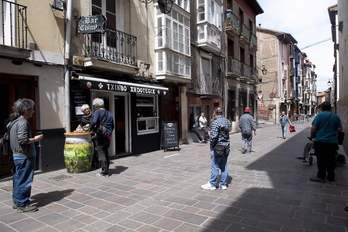 Una calle de Gasteiz ayer, en el primer día de la peculiar fase 1. (Raúl BOGAJO/FOKU)