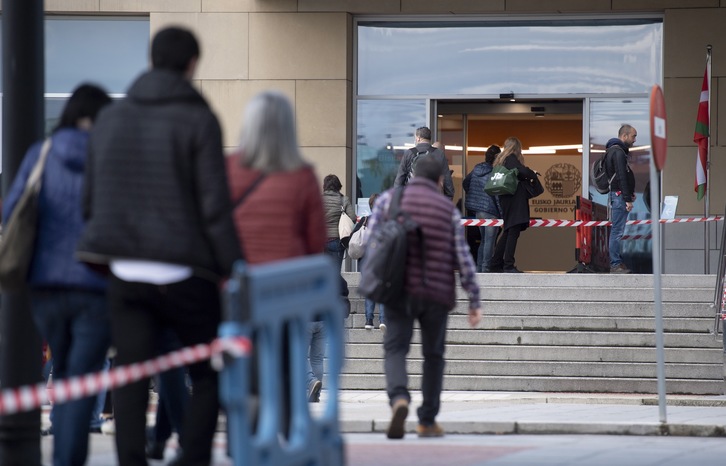 Vuelta de los trabajadores de la Administración de Lakua al trabajo presencial. (Raúl BOGAJO/FOKU)