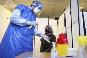 Un sanitario toma muestras a una mujer para un test en el Parlamento Europeo, en Estrasburgo.(Frederick FLORIN/AFP)