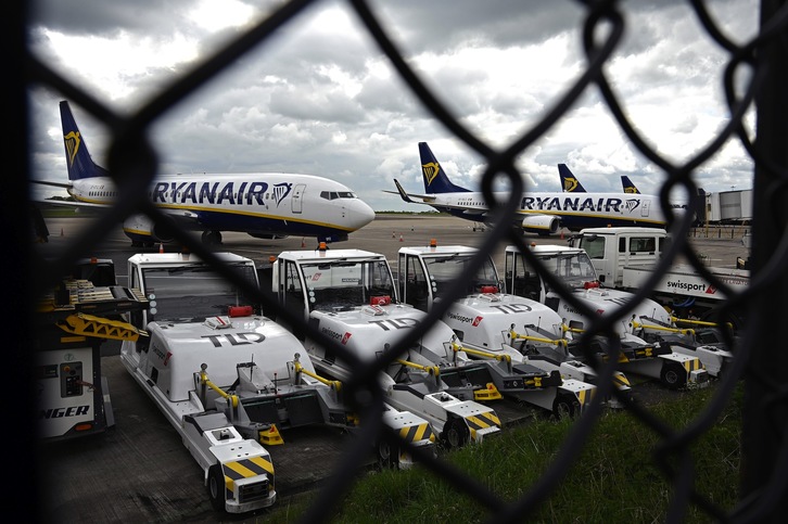 Ryanair se prepara para iniciar a partir de julio su actividad reducida, pero fijándose en el turismo. (Oli SCARFF/AFP)