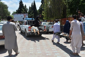 Traslado de personas heridoas en el atentado perpretado contra un funeral en Afganistán. ( Noorullah SHIRZADA/AFP)