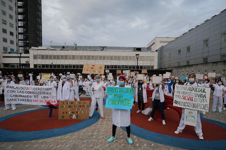 Protesta de personal sanitario en un centro de Sabadell. (Pau BARRENA / AFP)