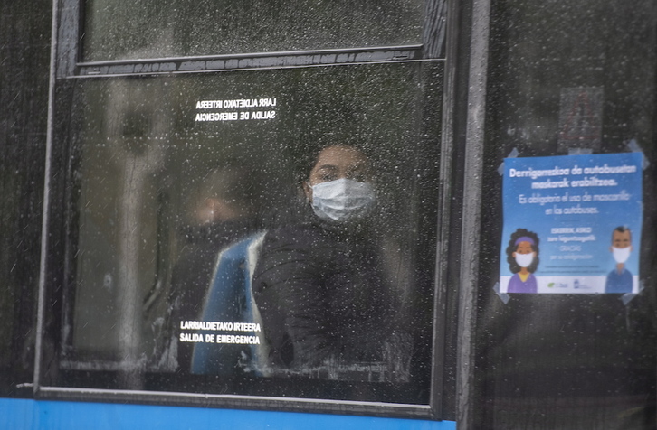 Las mascarillas son obligatorias en el transporte. (Jon URBE/FOKU)