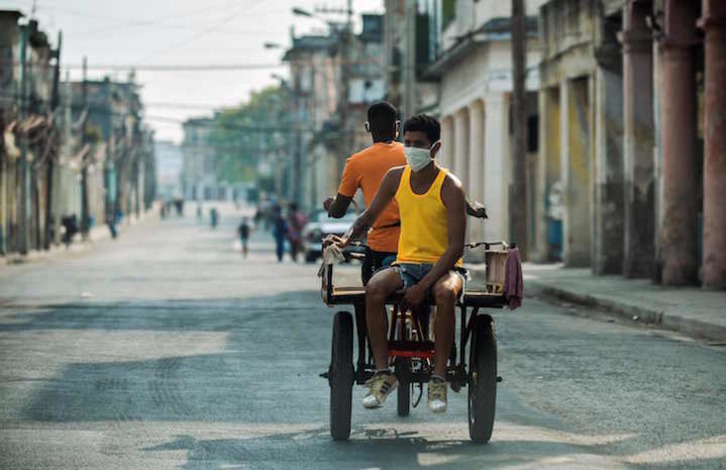 Jóvenes en una calle de La Habana. (Yamil LAGE/AFP)