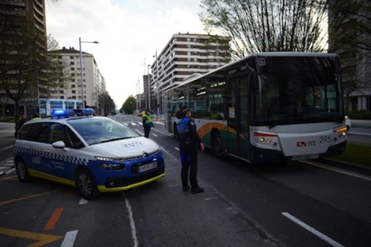 Control, durante el estado de alarma, para comprobar que los pasajeros de una villavesa llevaran mascarilla. (IRUÑEKO UDALTZAINGOA)