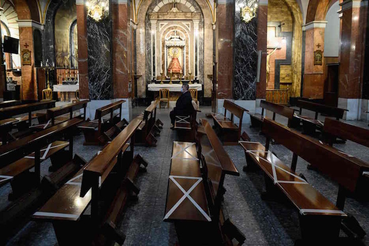 Una iglesia en Madrid con los bancos marcados para que los feligreses vean dónde se pueden sentar. (OSCAR DEL POZO / AFP) 